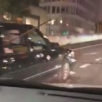 【場所の詳細、動画有り】大阪でタクシーの後部座席から杖で車を殴る男が撮影される
