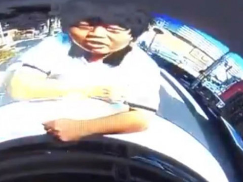 フロントガラスを割る変質者