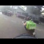 警察から逃げ回るUberのバックを背負ったバイク