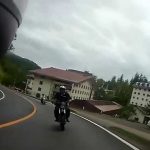 【動画】これは悲しい、ちょっとよそ見をしてバイク同士で追突事故が起きる瞬間動画