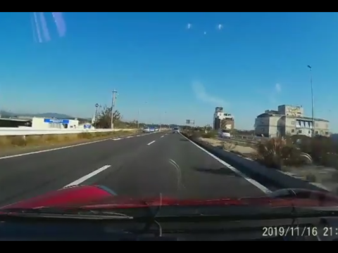 逆走してUターンする危険運転の様子