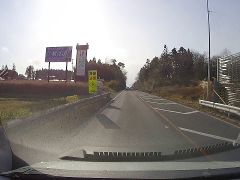 正面衝突寸前になる撮影車とアクア