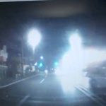 【動画】日本の事故、無理な車線変更をした車が対向車線に跳ね飛ばされ、トラックに衝突する