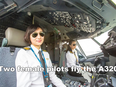 飛行機を操縦する女性パイロット