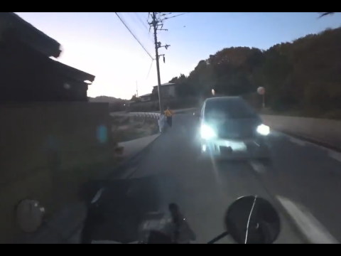 ラインカットして飛び込んでくる乗用車