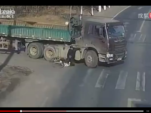 トレーラーが自転車をまきこむ様子