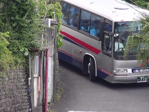 旅館の駐車場で頑張るバス