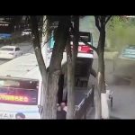【動画】中国で道路が地下電線に陥没、バスが埋まり爆発するなどし、数人死傷