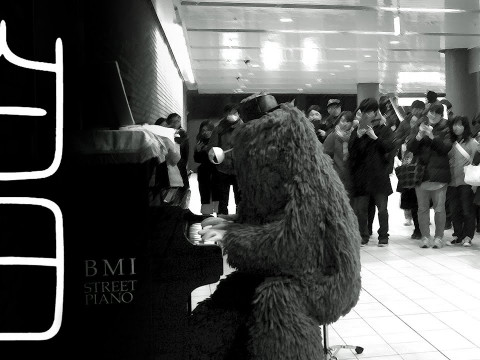 ムックが駅でピアノを弾くシュールな図