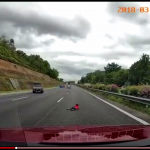 【海外ニュース・動画】高速道路で事故、２歳の少年が道に放り出される。ドライブレコーダー映像有り。