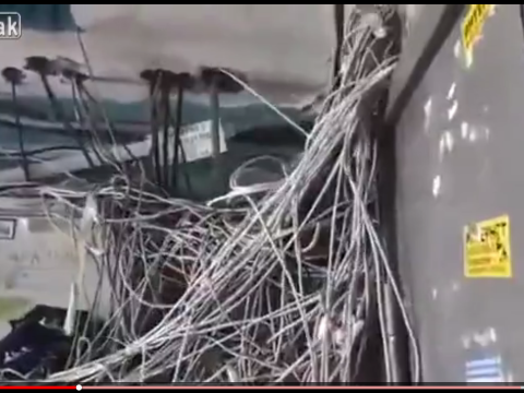 滅茶苦茶なケーブル管理がされたマンション内の様子