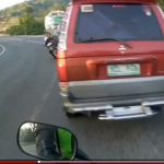 【海外・動画】対向車線のバイクがとんでもない勢いで突っ込んできて衝突寸前に。