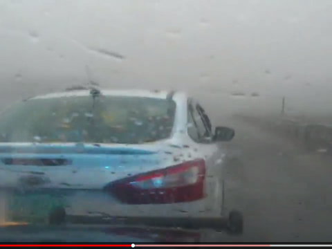 警察から車で逃げる犯人