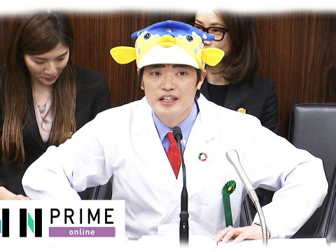 さかなクンが帽子をかぶって国会に出る様子