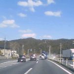 【動画有り・ニュース】山口県の周南市戸田を通る２号線でトラックが中央分離帯を破壊して突っ込んでくる