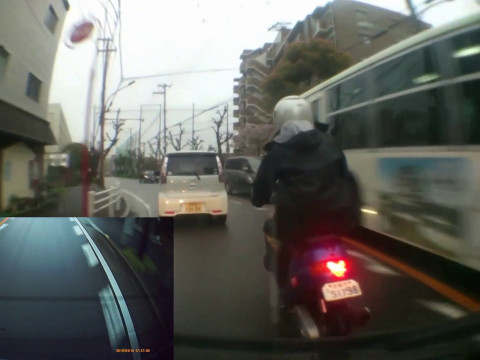 危険運転をするバイクと撮影者