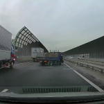【動画・ドライブレコーダー】日本の高速道路で、追い越し車線からバックする車が撮影される