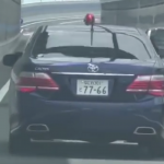 【動画有り・ニュース】交通違反をしながら交通違反を捕まえるなにわナンバーの覆面パトカーが撮影される