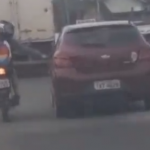 【海外・動画】車のミラーに攻撃したバイク乗りが返り討ちに合うスカッと動画