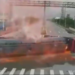 【海外ニュース・動画】中国でクレーン車がタンカーに突っ込み爆発炎上。その様子が写った動画。