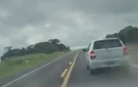 麻薬取締から逃走する車両