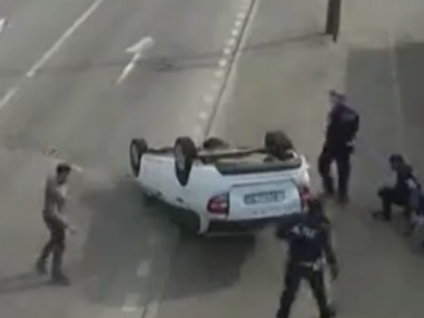 ロータリーに突っ込んでひっくり返った車