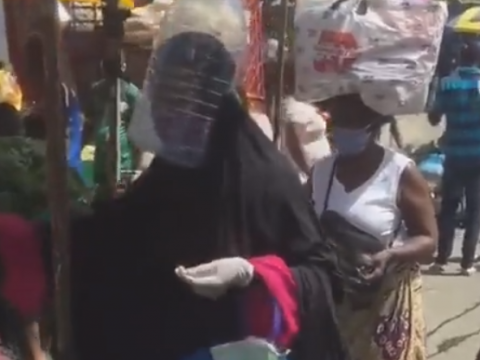 マスクの代用品のようなものを使う人