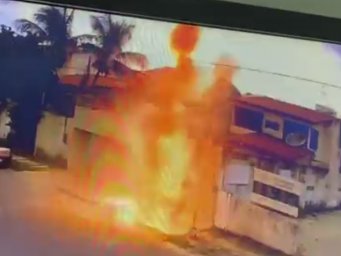 雷を召喚する男