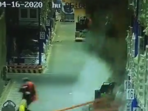 居眠りでフォークリフトを運転する作業員