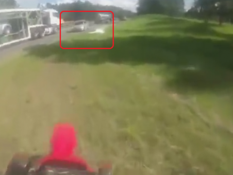 あおり運転者から逃げるバイク