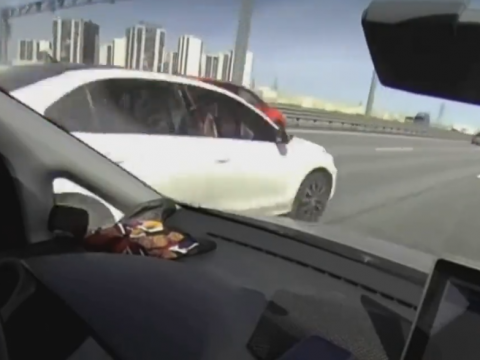 高速道路を暴走するセダン