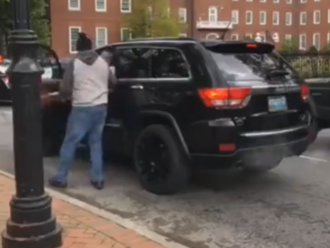 交通トラブルで車から降りた男性の車がクリープで前進していく様子