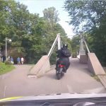 【動画】「銃に触れたら頭を吹き飛ばすぞ！」宝石強盗のバイクを公園内を通り抜けながらパトカーが追跡