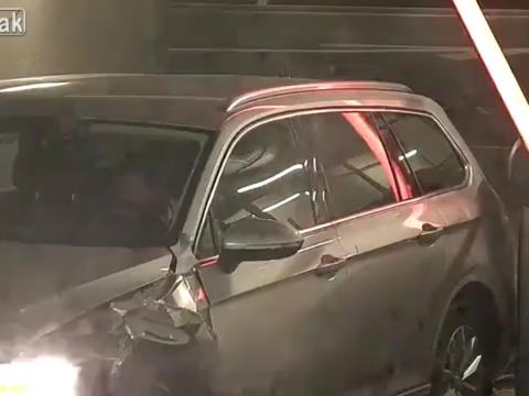 駐車場の入口で暴走する車