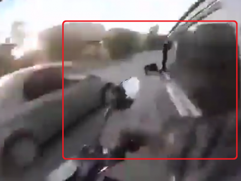 バイクに体当たりする車