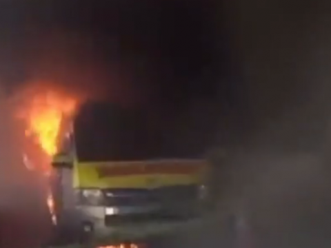 爆発して黒煙を上げる救急車