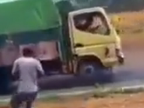 ブレーキが抜けて坂道を下っていくトラック