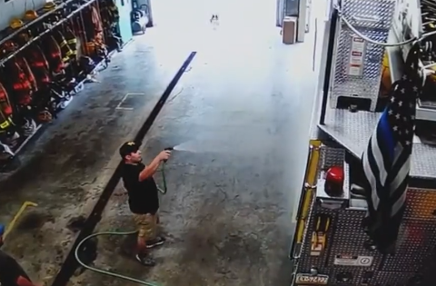 消防車を洗う消防士