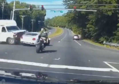 猛スピードで信号無視して交差点に進入する車とバイク