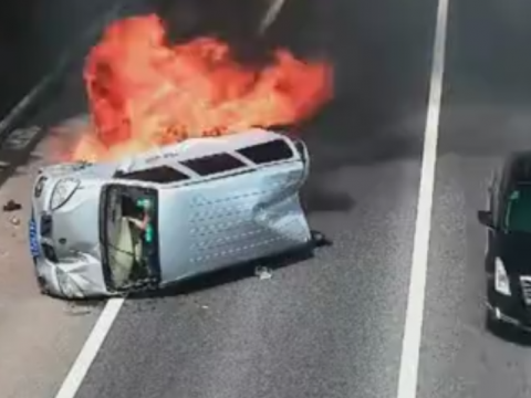 横転して炎上する車