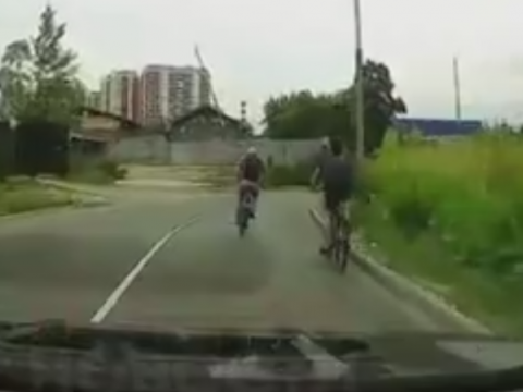 道路を走る自転車