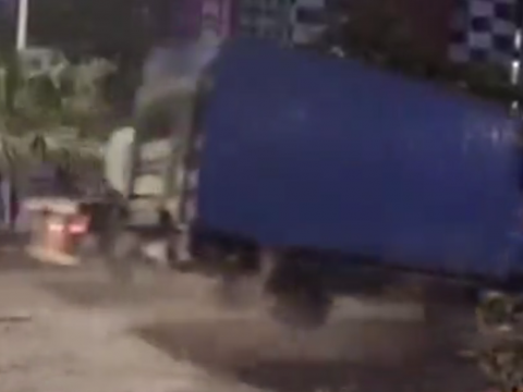 道路の穴でジャンプする車