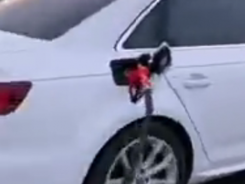 ガソリンを入れ逃げして走り去る車