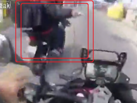 バイク強盗が接触してくる様子