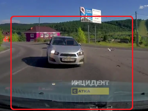 カーブで対向車線にはみ出してくる車