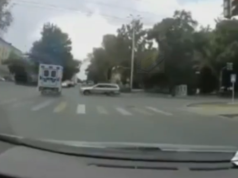 接触事故を起こす救急車