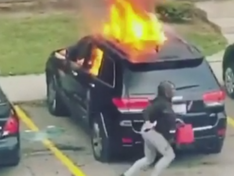 車に放火して逃走する犯人