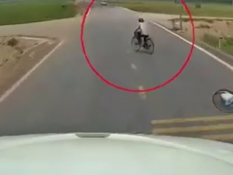 道路に飛び出してくる自転車