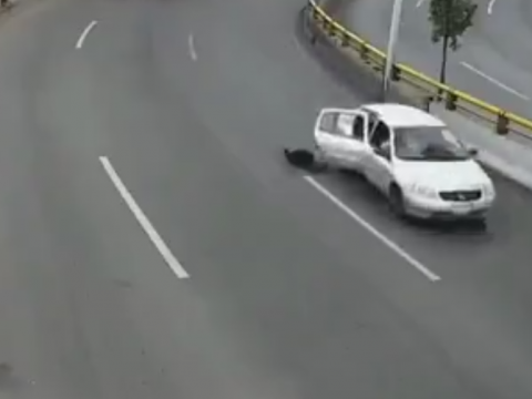車から投げされる少年