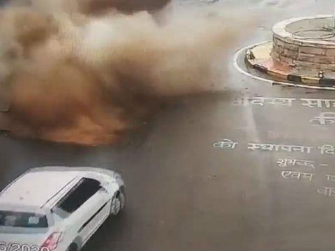 水道管が爆発する様子